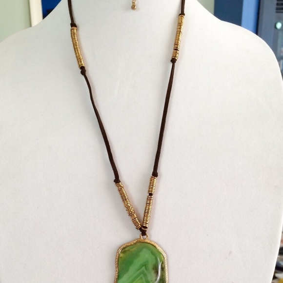 Green agate slice pendant on gold-tone black necklace - Picture 5 of 6